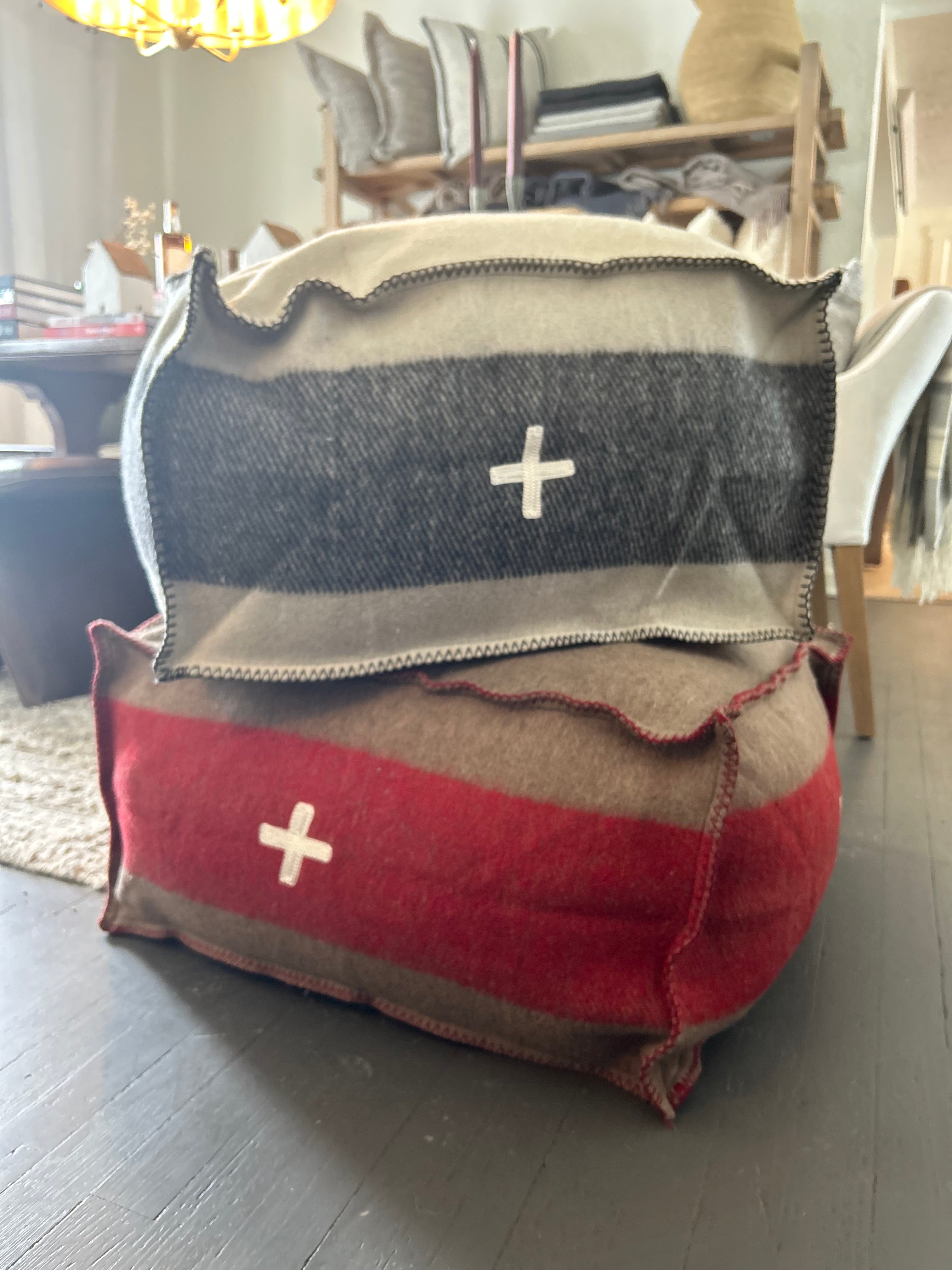 Swiss Army Pouf - Cream Short