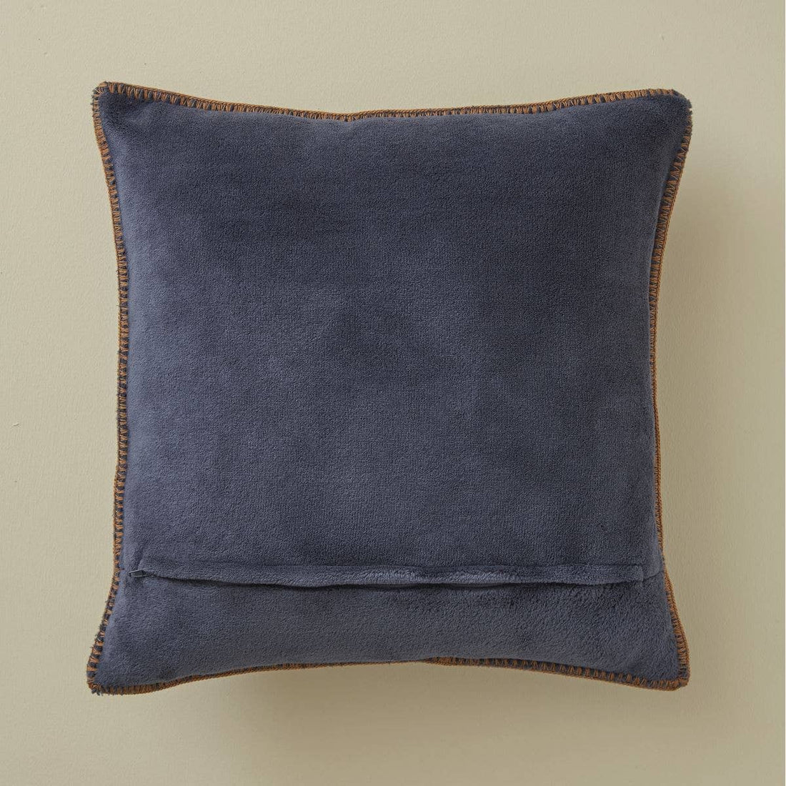 Au coeur de la vallée polar Throw Pillow